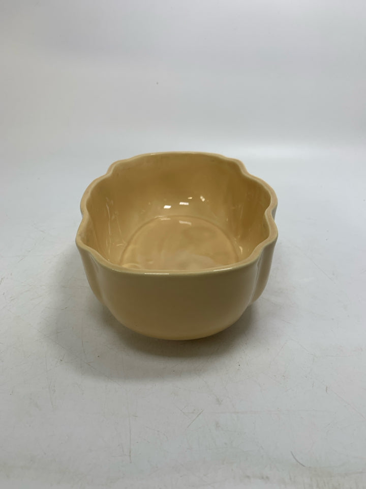 VTG OVAL PALE TAN PLANTER.
