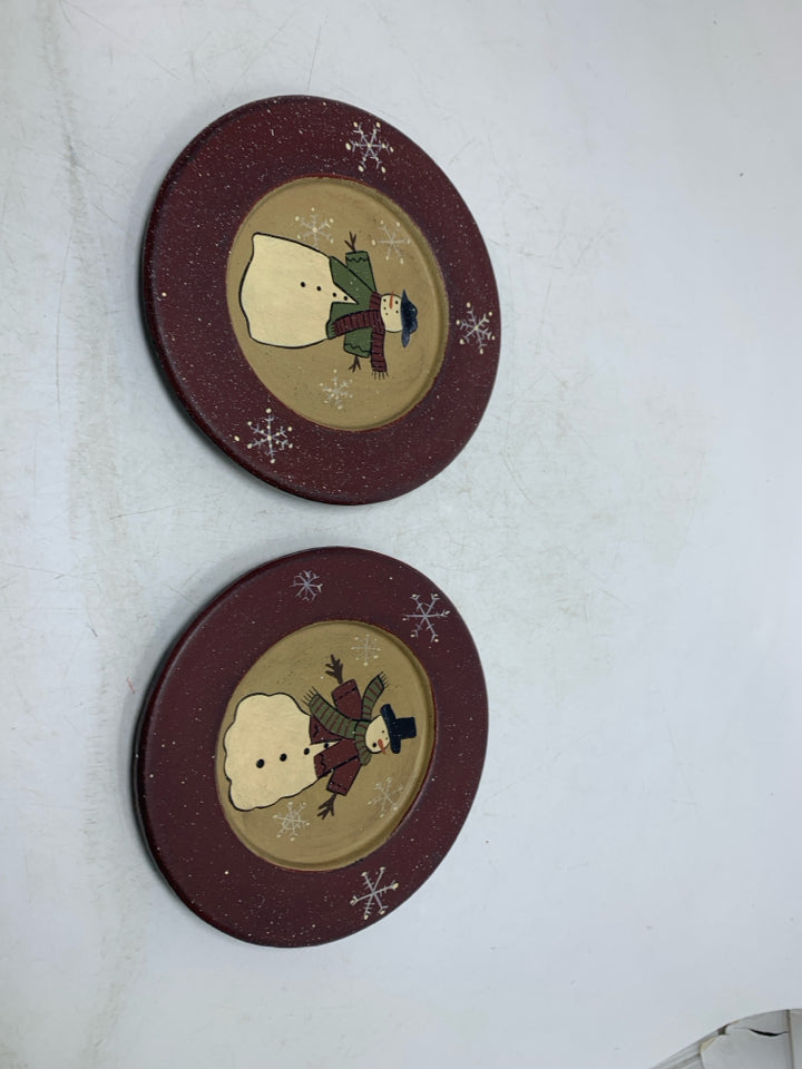 2 SMALL PRIMITIVE STYLE SNOWMAN DECOR PLATES.