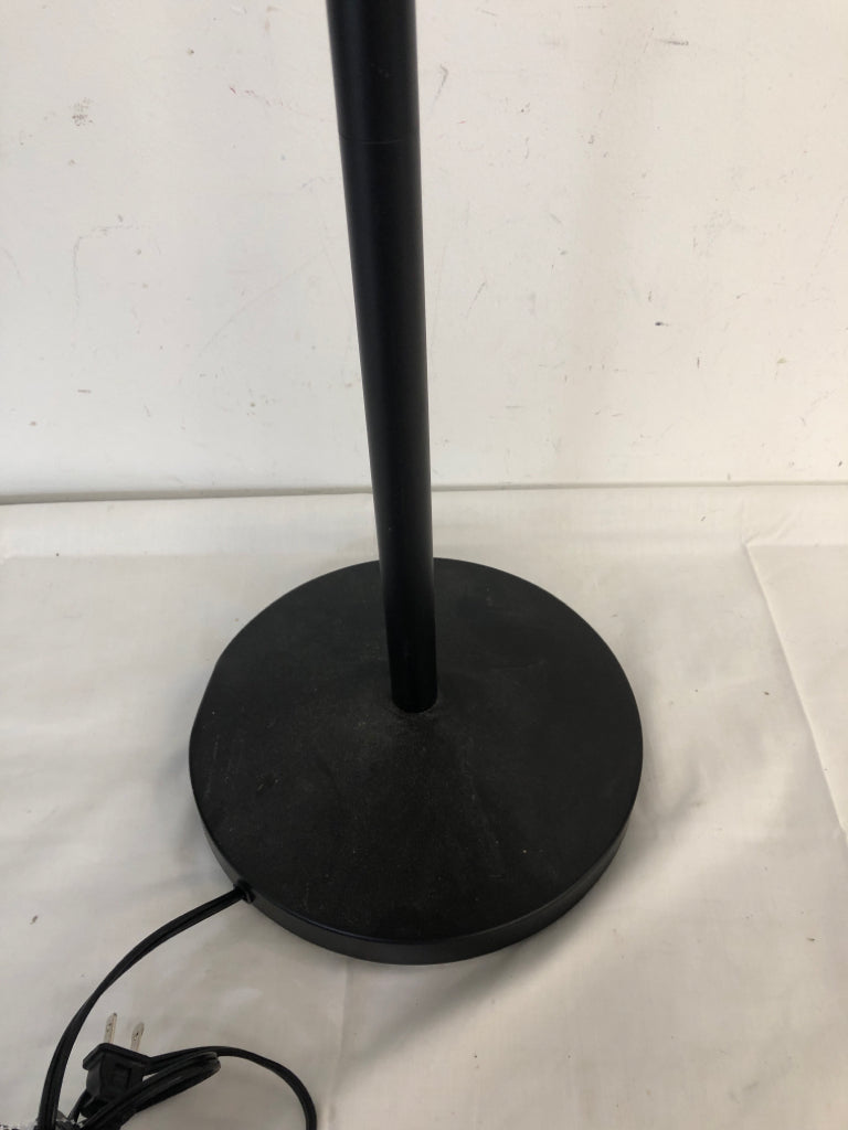 ADJUSTABLE 3 SECTION FLOOR LAMP.