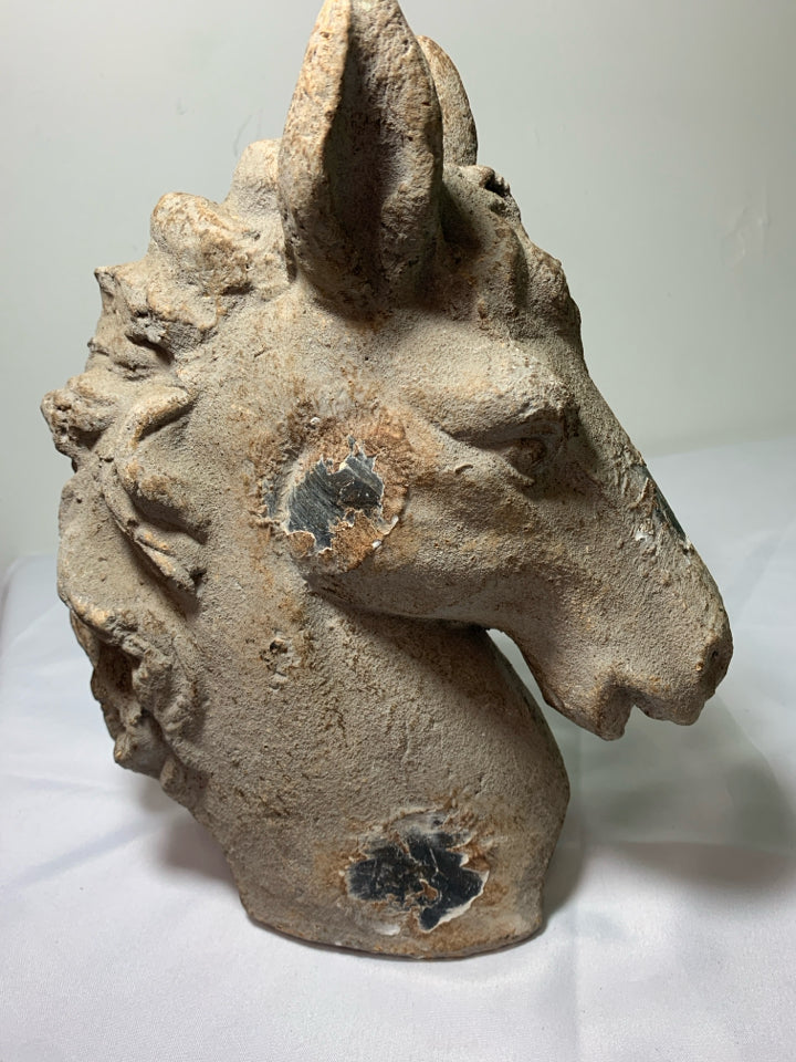LARGE HEAVY HORSE HEAD DECOR.