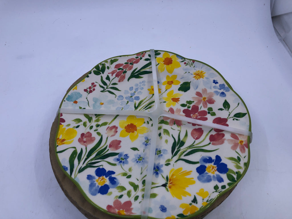 4 GREEN RIMMED FLORAL PLATES.
