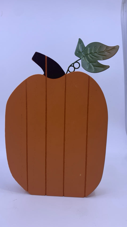 WOOD BLOCK PUMPKIN SHELF DECOR W/METAL LEAF.