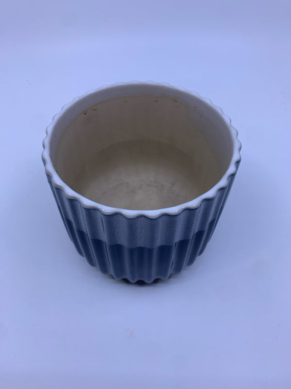 2 TONED RIBBED PLANTER.