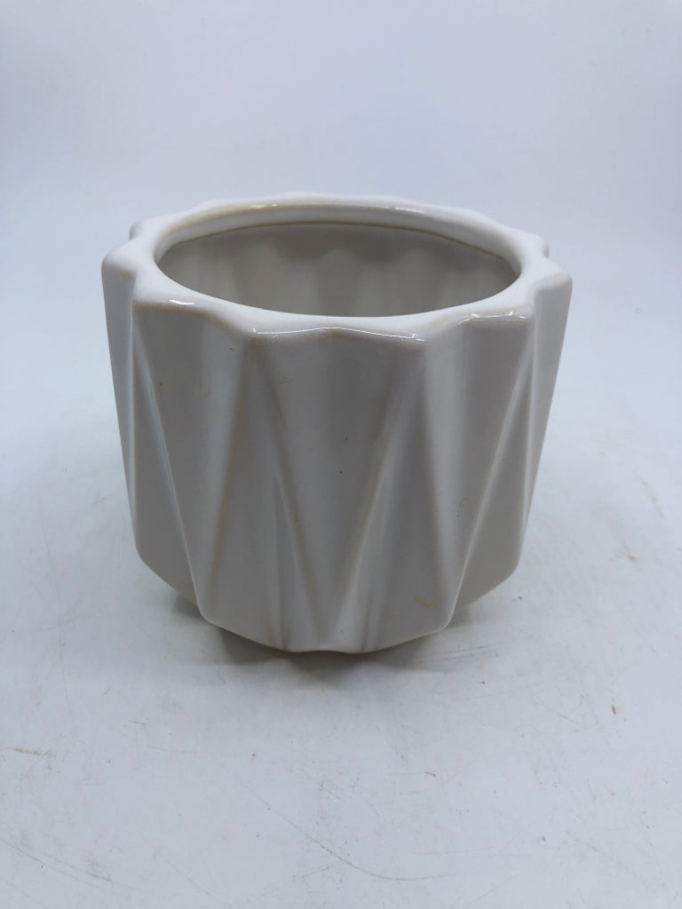 WHITE CERAMIC STAR SHAPED PLANTER W/ DRAIN HOLE.