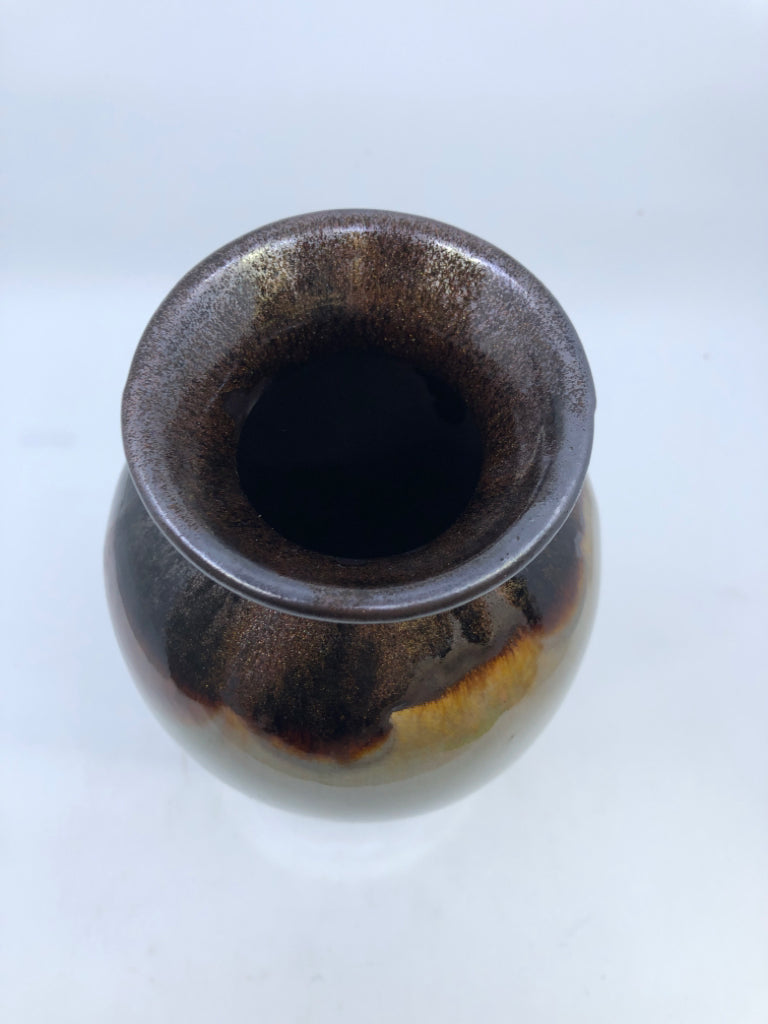 BLACK BASE W TAN SPARKLEY ACCENTS VASE.