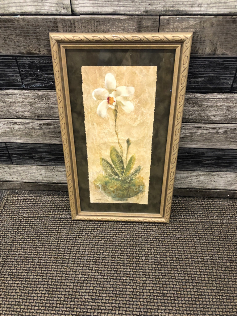 WHITE FLORAL IN TAN FRAME SKINNY WALL ART.