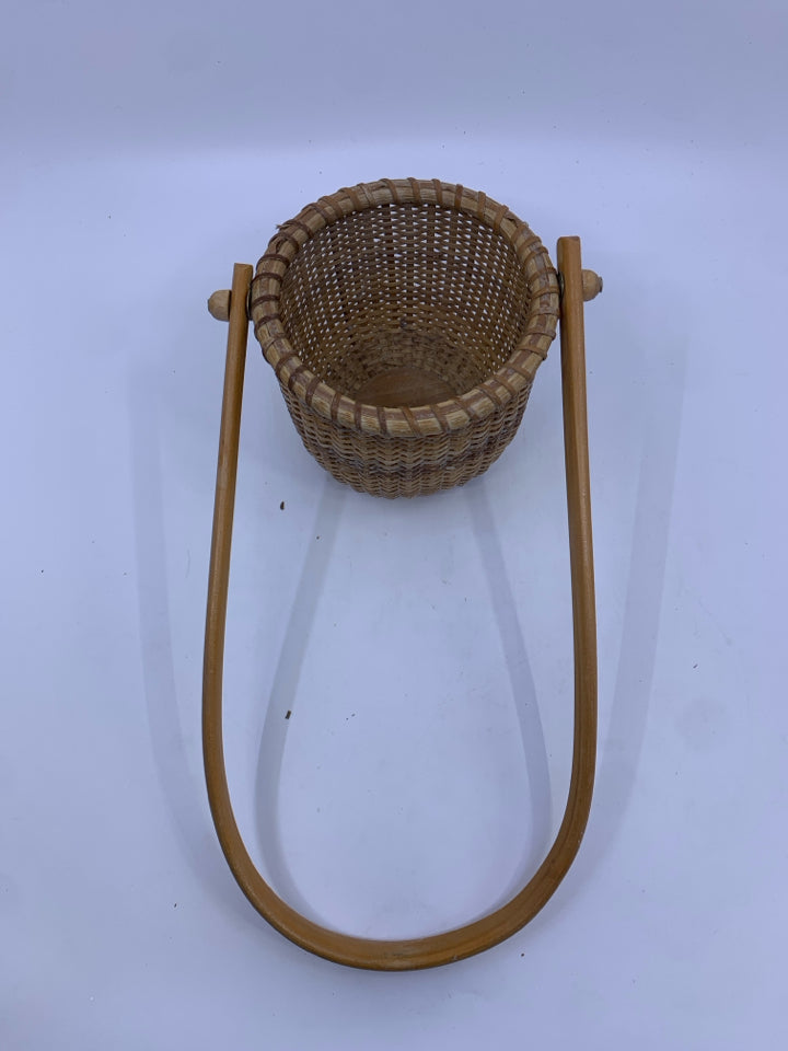 SMALL TIGHT WOVEN BASKET W HANDLE.