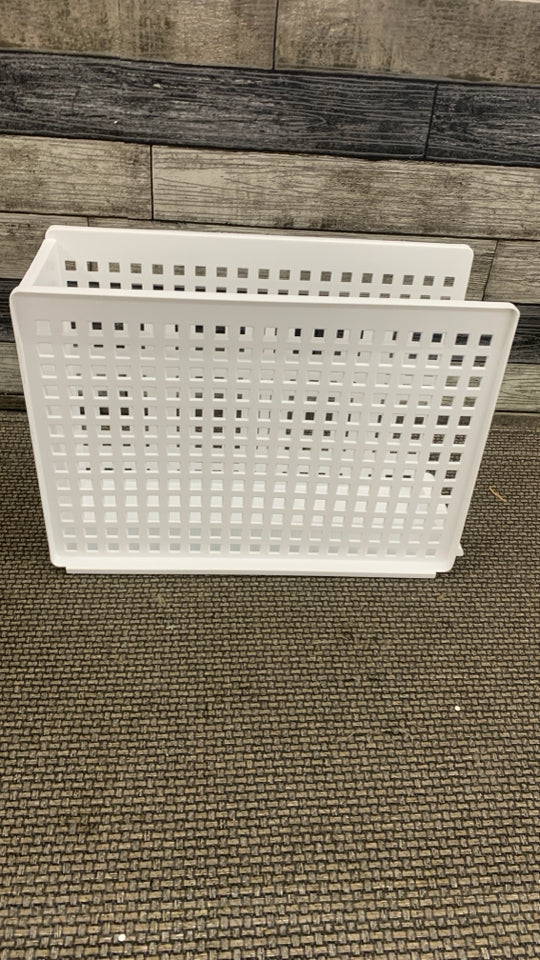 NARROW WHITE PLASTIC ORGANIZER.