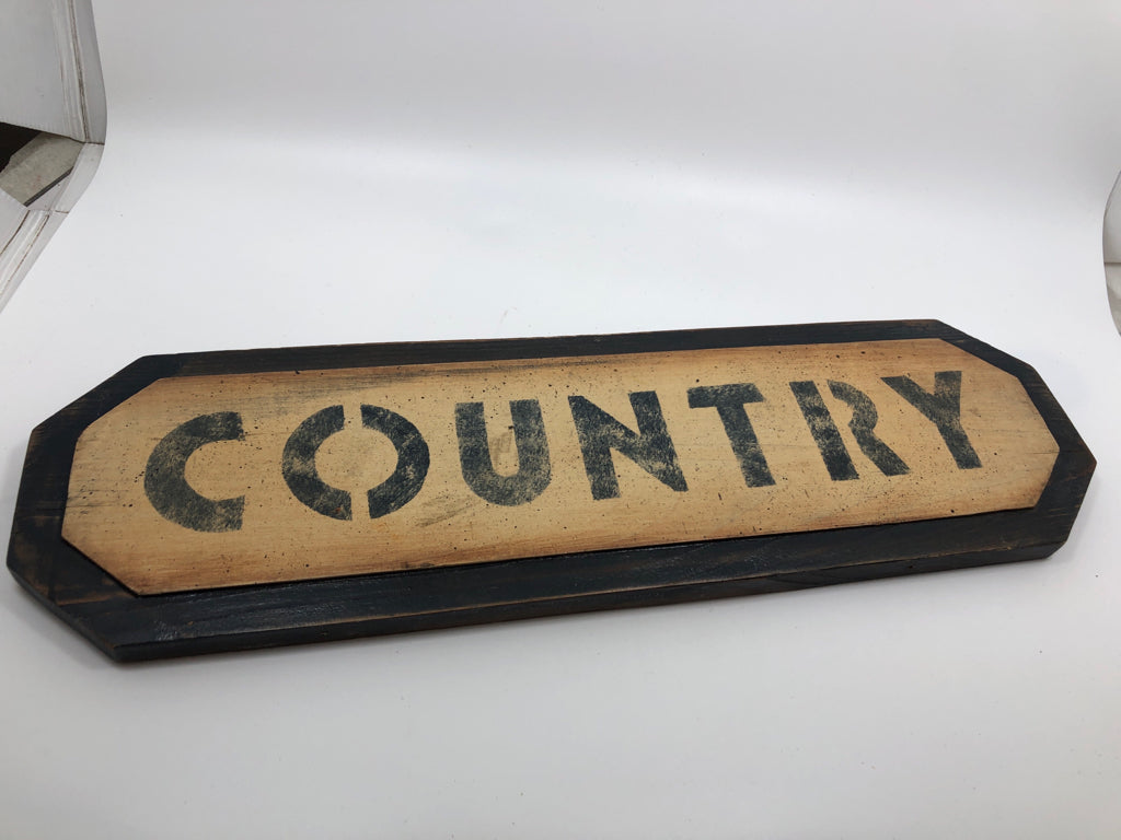 PRIMITIVE 'COUNTRY' WOOD SIGN.