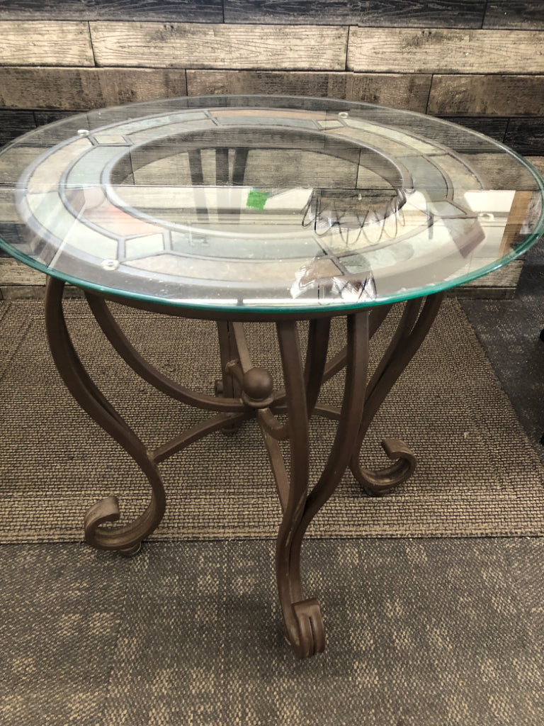 METAL ROUND END TABLE W/BEVELED GLASS TOP & INLAY NATURAL SLATE.