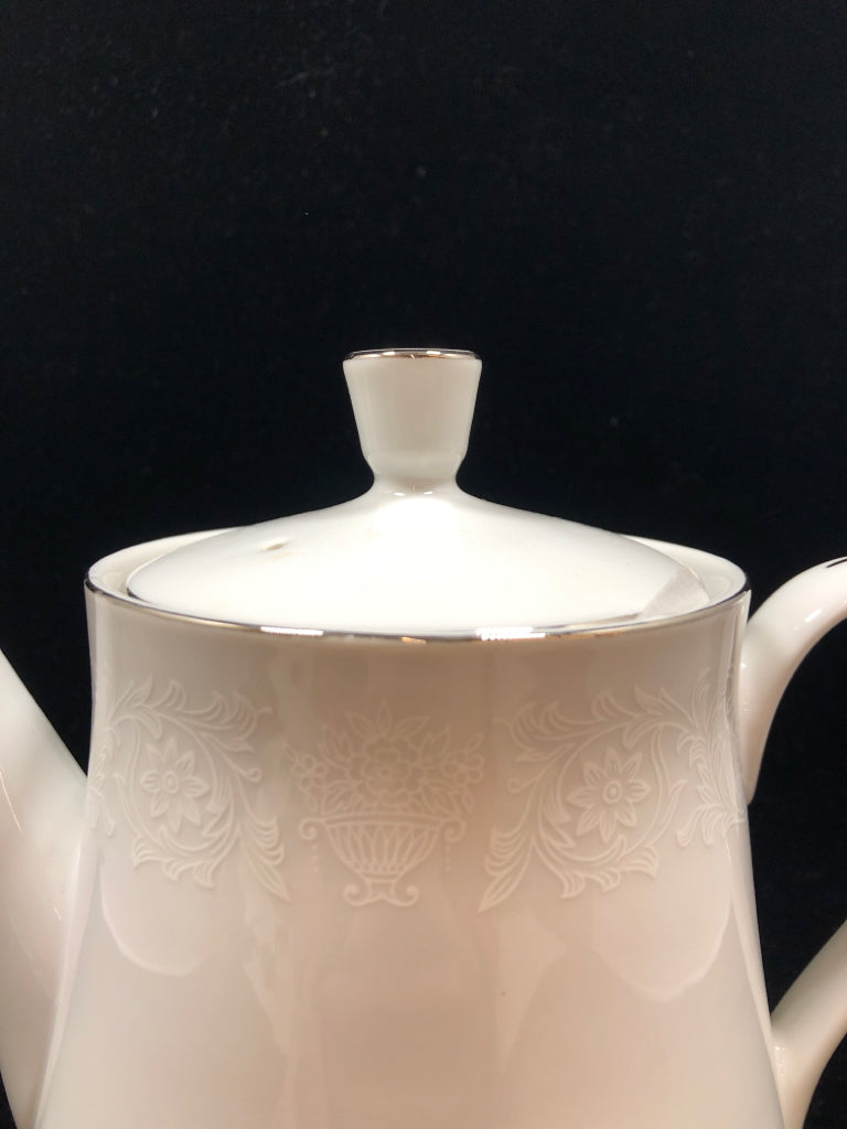 LOVELACE TEA POT W/LID.