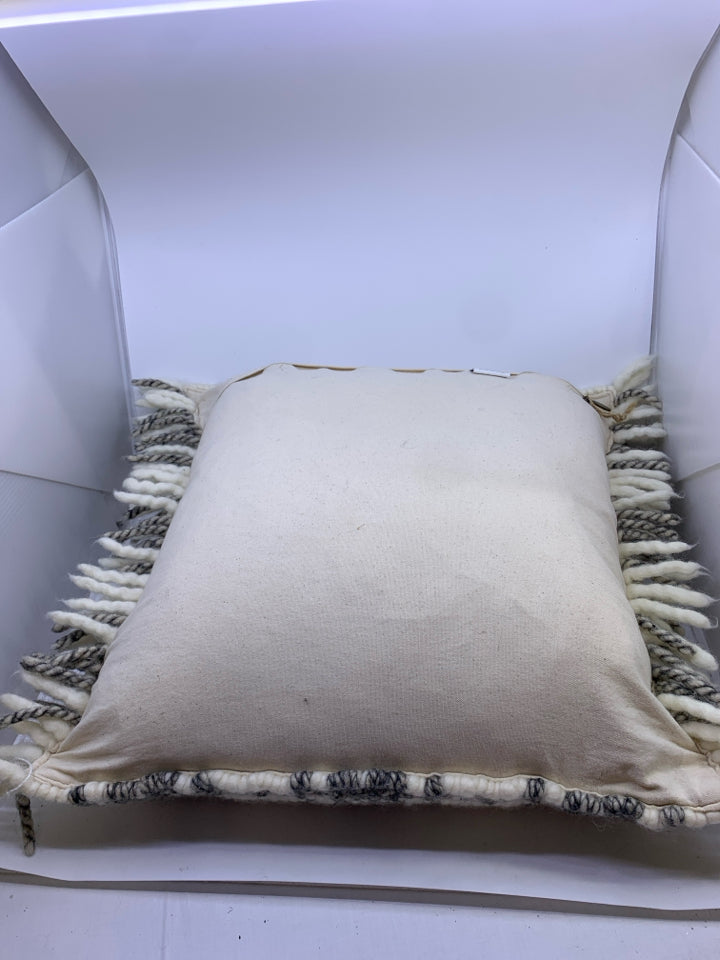 GREY AND WHITE KNITTED PILLOWS.