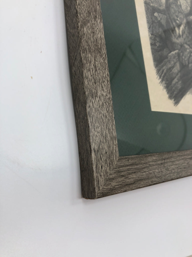 LYNX ARTIST DRAWING IN GREY FRAME.