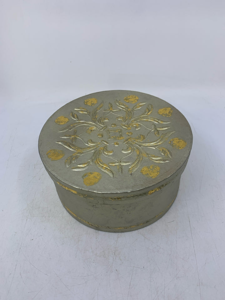CIRCLE METALLIC STORAGE BOX W/ GOLD DETAILS.