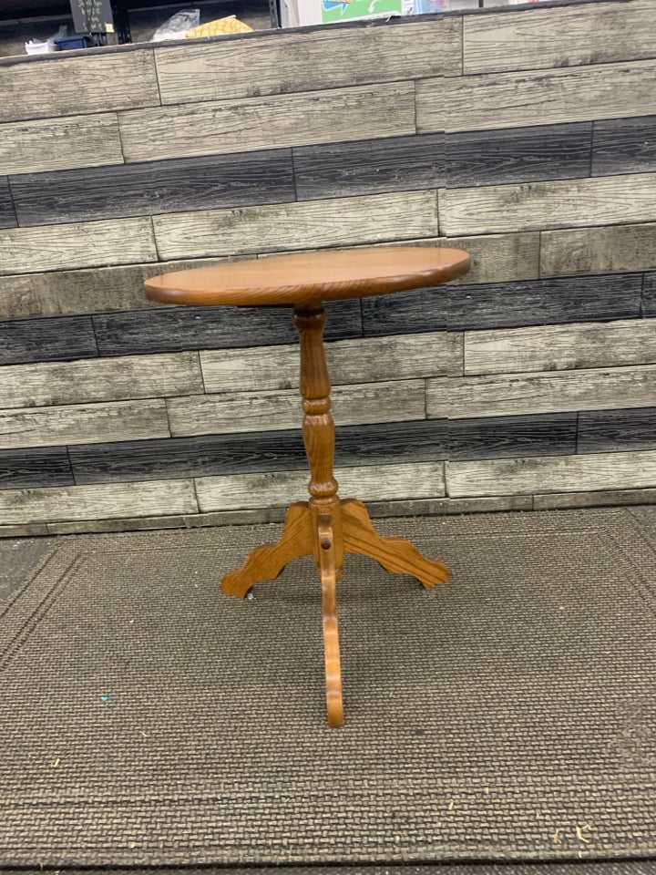 SMALL OAK WOOD ROUND TABLE.