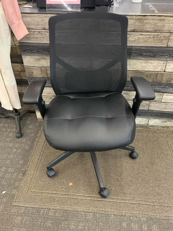 MESH BLACK FAUX LEATHER SEAT OFFICE CHAIR.