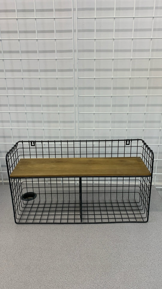 DIVIDED METAL WALL MOUNT W/SHELF.