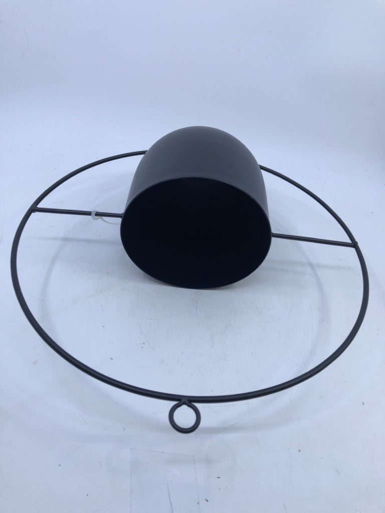 ROUND METAL PLANTER WALL HANGING W/HOOKS.