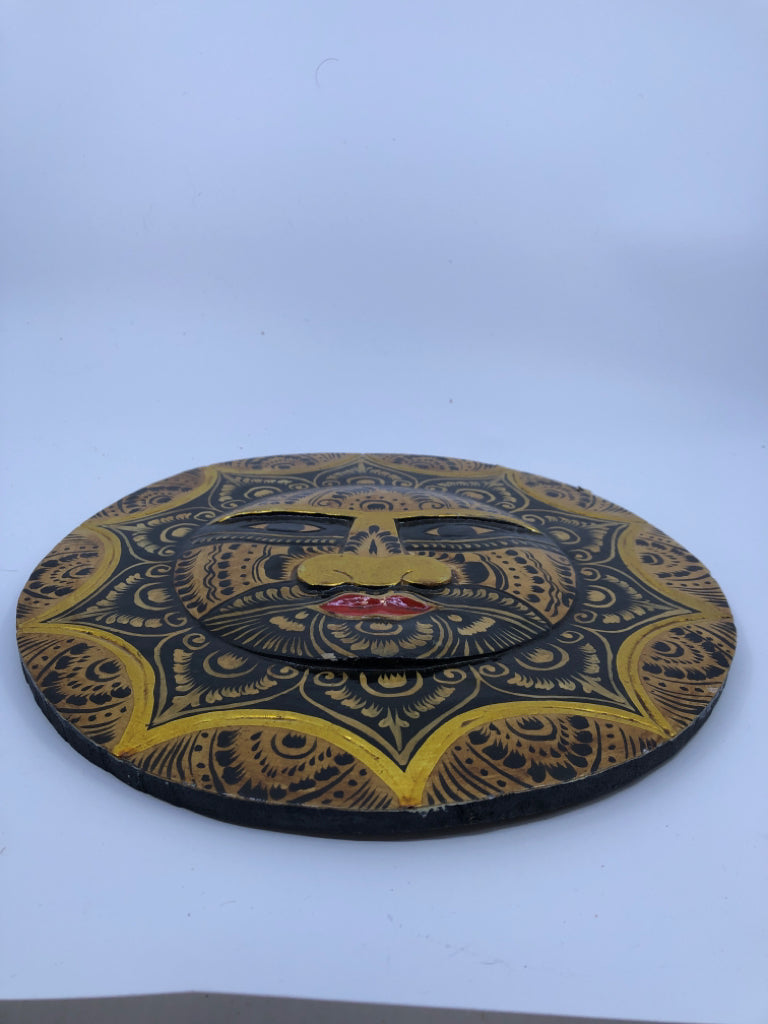 BLACK AND GOLD ABSTRACT FACE WALL ART.