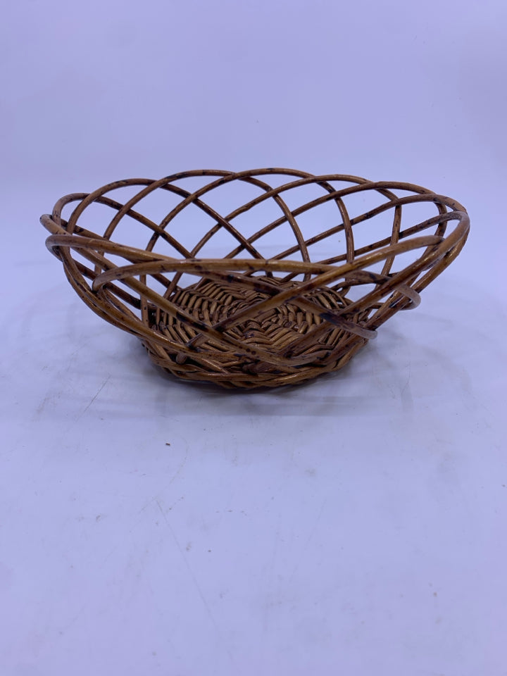 SMALL LACE ROUND BASKET.