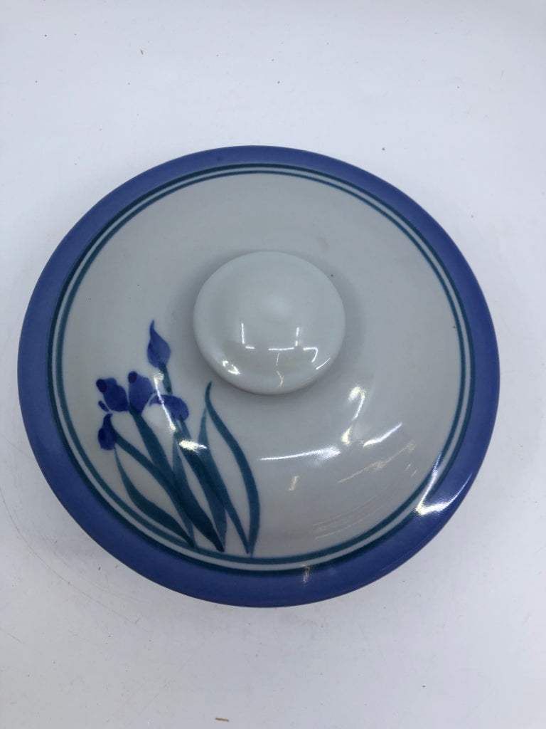 BLUE HEAVY POTTERY CIRCLE CASSEROLE DISH W/ LID BLUE FLOWER DETAIL.