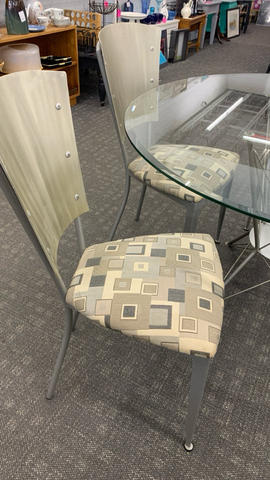 GLASS-TOP METAL TABLE WITH 4 CHAIRS.