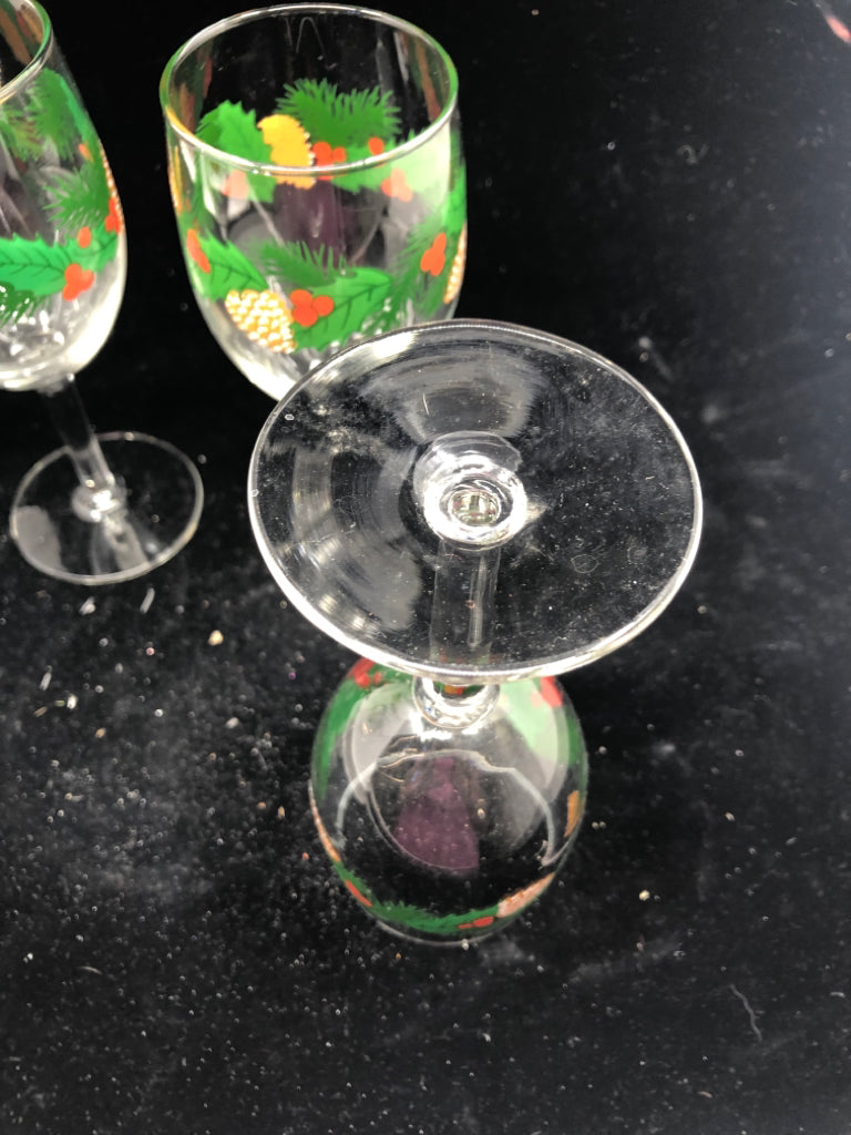 4 WINE GLASSES W/ PINECONE+MISTLETOE DESIGN.