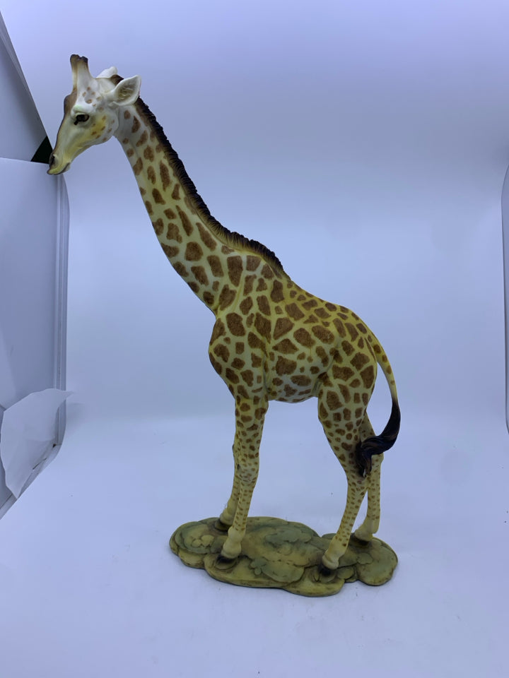 STANDING GIRAFFE STATUE.