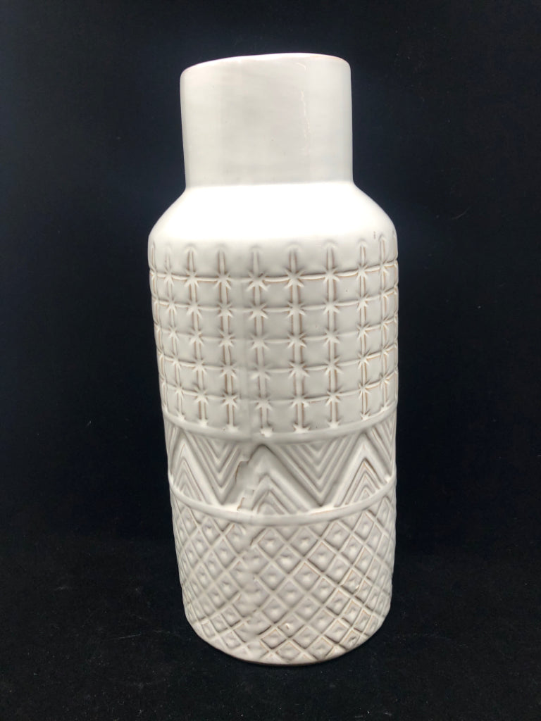 GEOMETRIC CREAM GLAZE VASE.