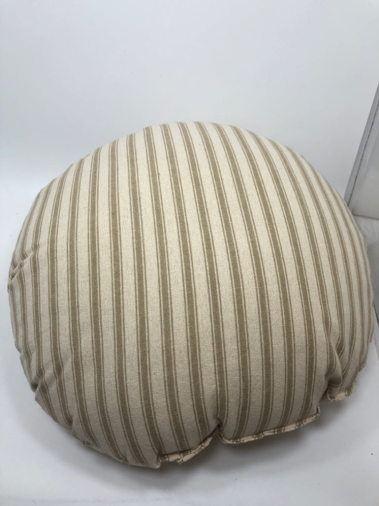 MINIMALIST BIRD NEST ROUND PILLOW.