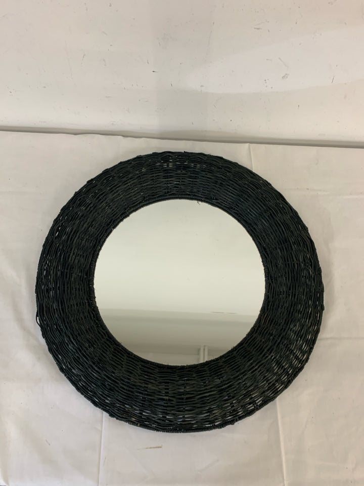 BLACK WOVEN ROUND MIRROR.