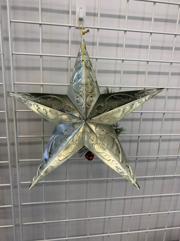 GOLD TIN STAR W/ WINTER BOUQUET IN CENTER.