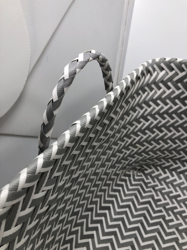 GREY/WHITE WOVEN STORAGE BASKET.