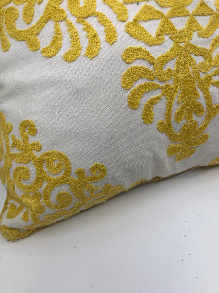 MEDALLION SQUARE PILLOW- YELLOW.