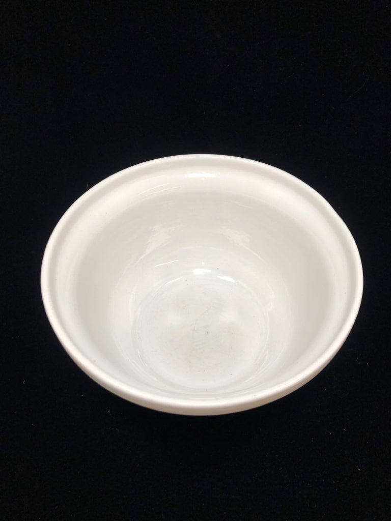 WHITE RIBBED MIXING BOWL MADE IN PORTUGAL.
