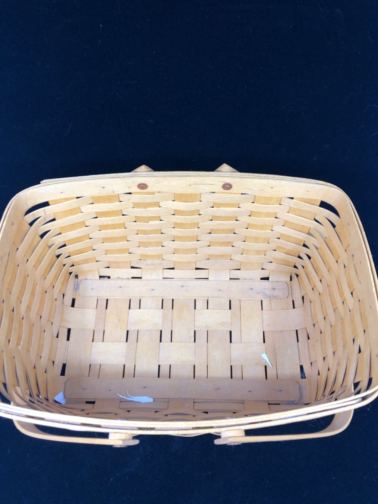 1999 BLONDE RECTANGULAR BASKET W/HANDLES.
