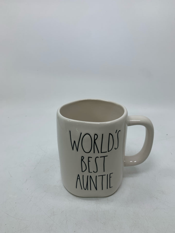 WORLD'S BEST AUNTIE MUG.