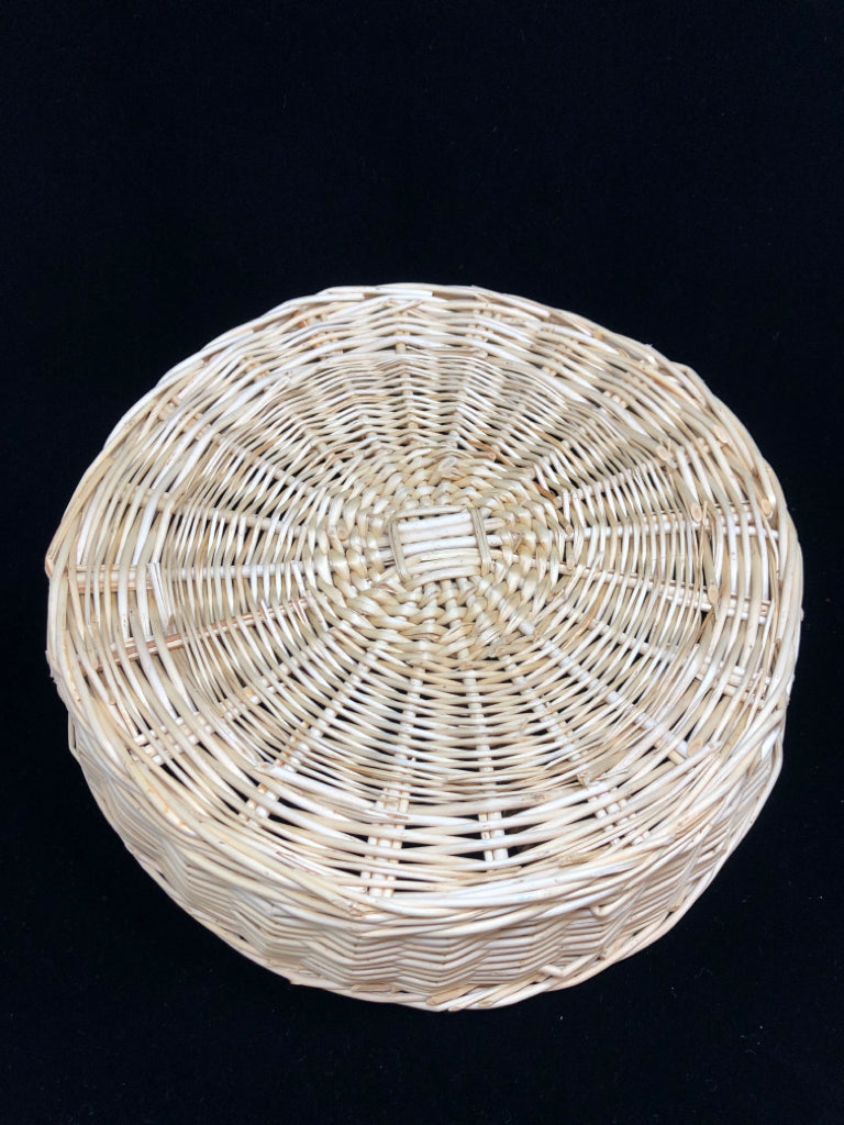 DIVIDED WOVEN WICKER TRAY.