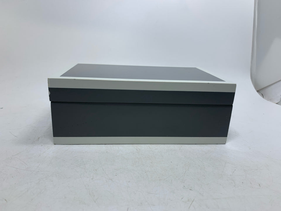 GREY/WHITE JEWELRY BOX.