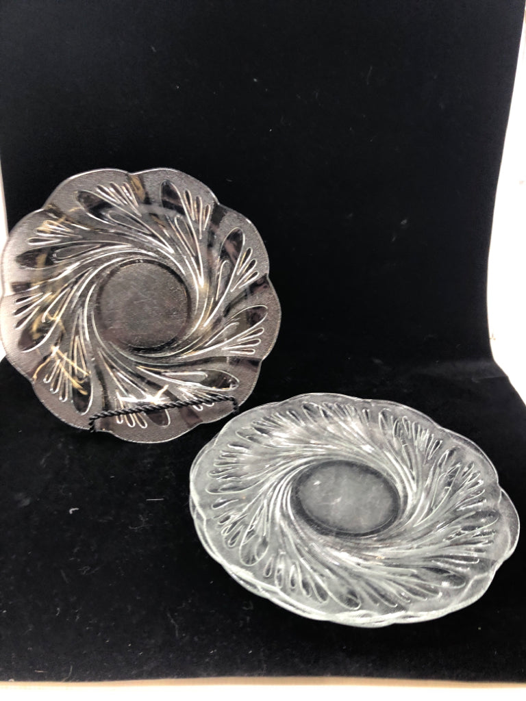 4 FROSTED GLASS SWIRL DINNER PLATES.