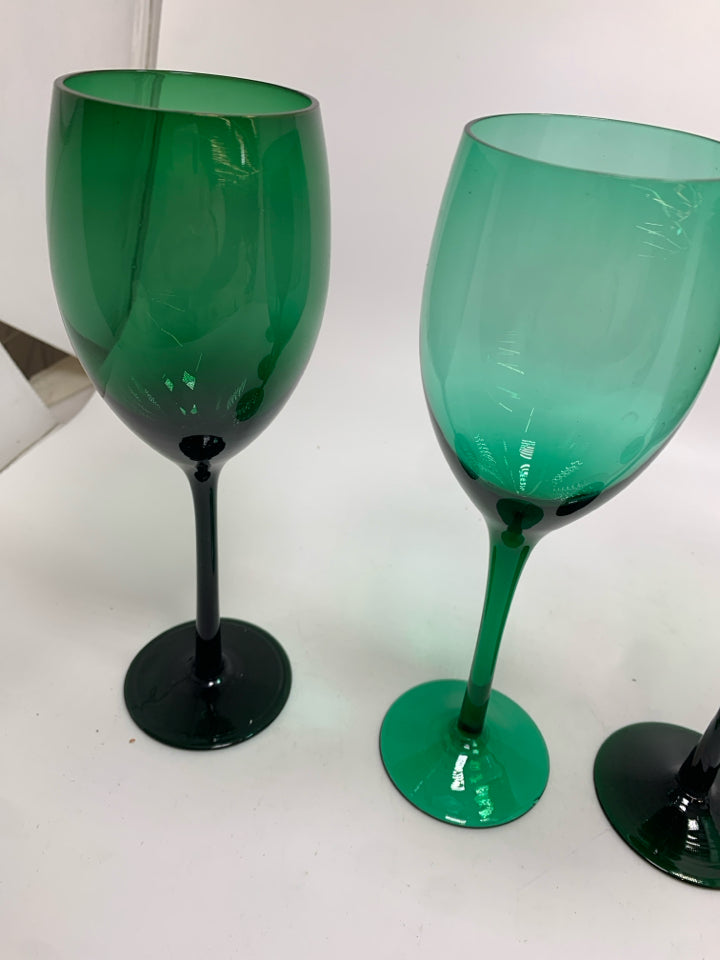4 MULTI-SHADE GREEN WINE GLASSES.
