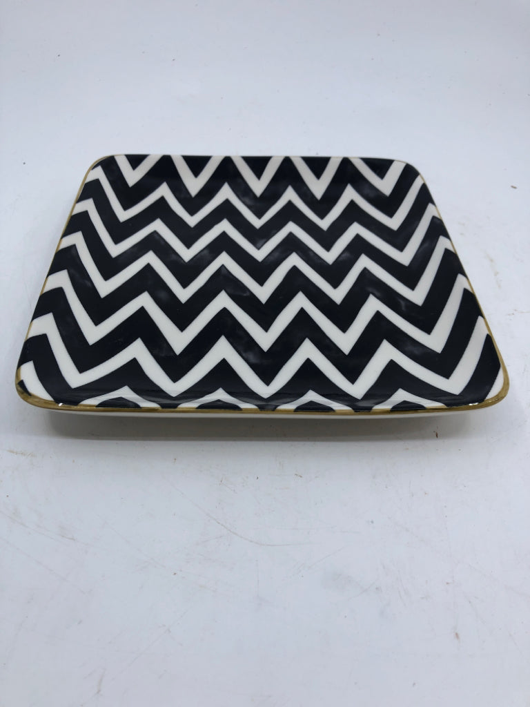 6 SQUARE ASSORTED B/W PATTERN APPETIZER PLATES W/ DARK YELLOW EDGE.