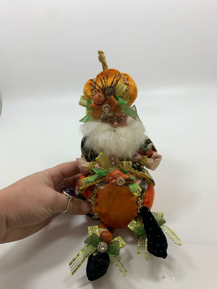 PUMPKIN ELF DECOR.