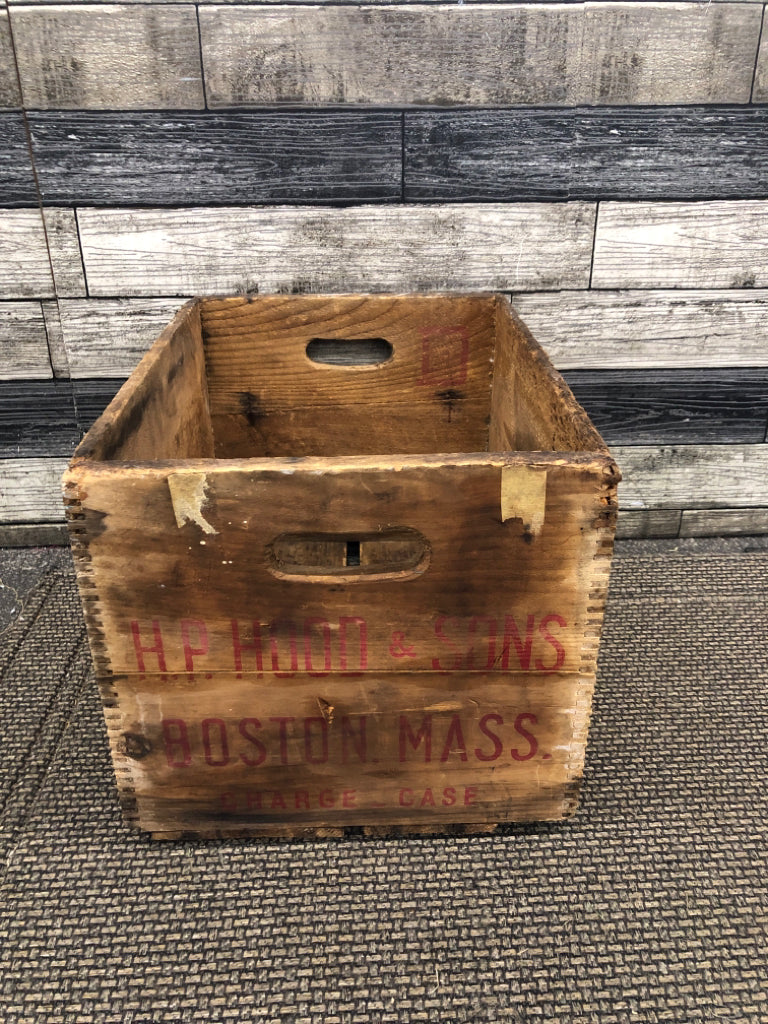 VTG "HP HOOD & SONS" WOOD CRATE.