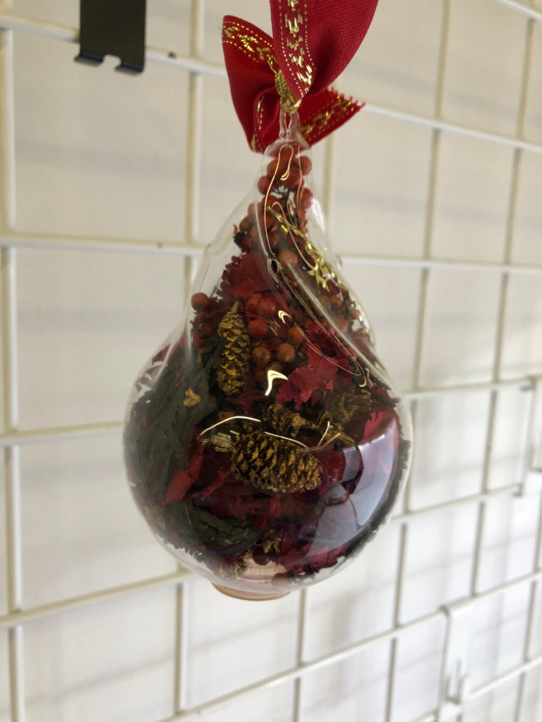 TEARDROP ORNAMENT W PINECONES.