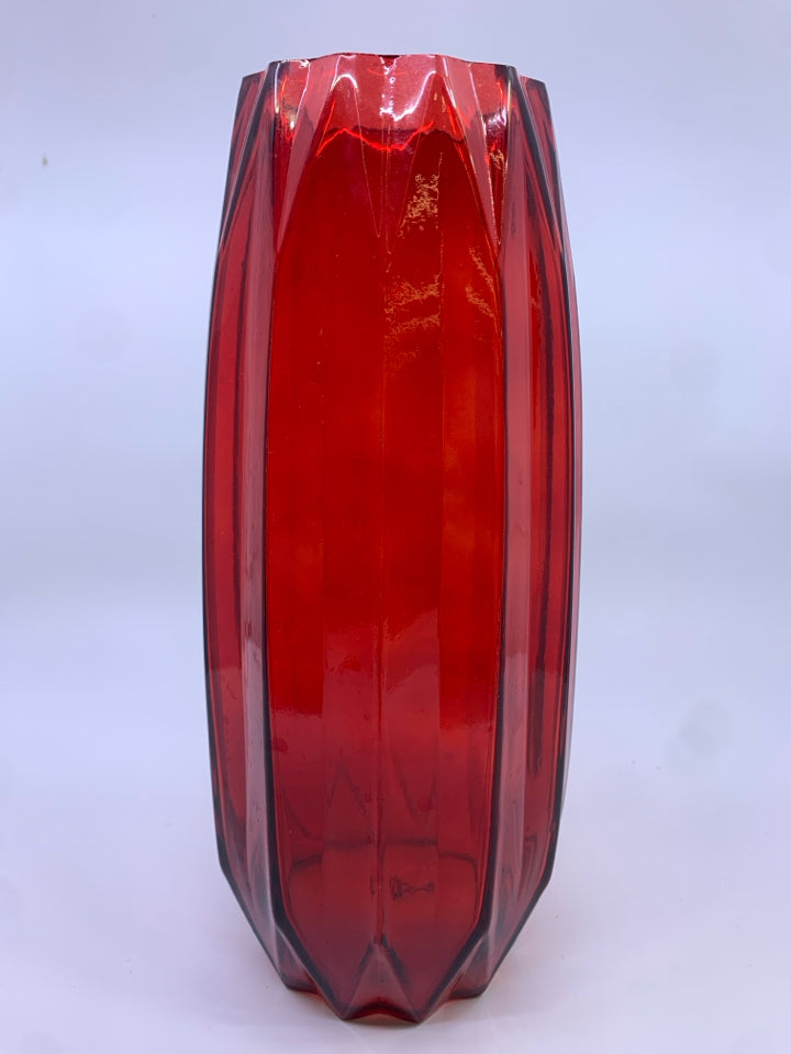 RED GLASS RIBBED VASE.