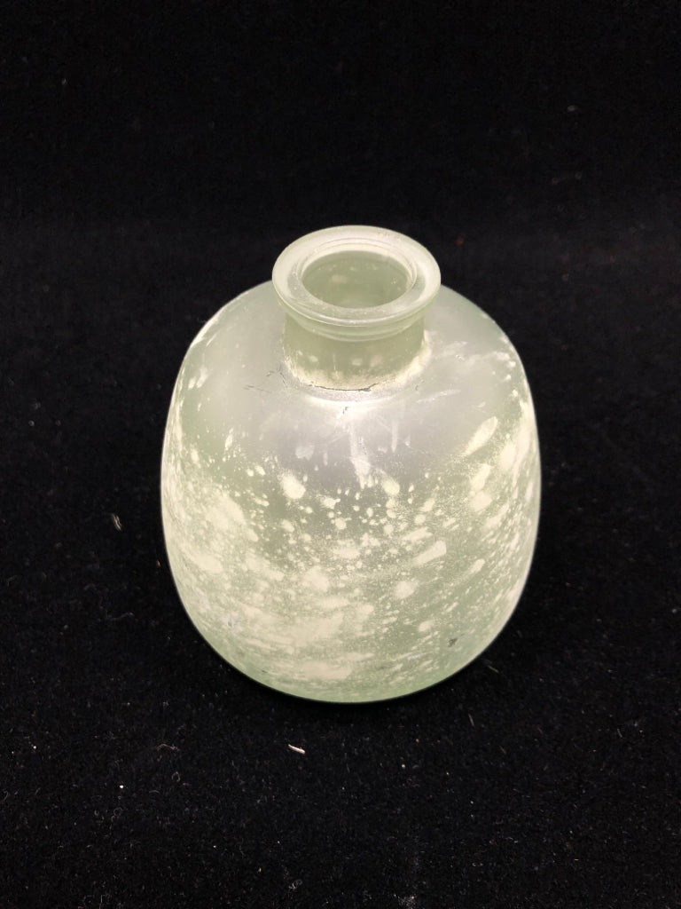SM FROSTED GREEN/WHITE BUD VASE.