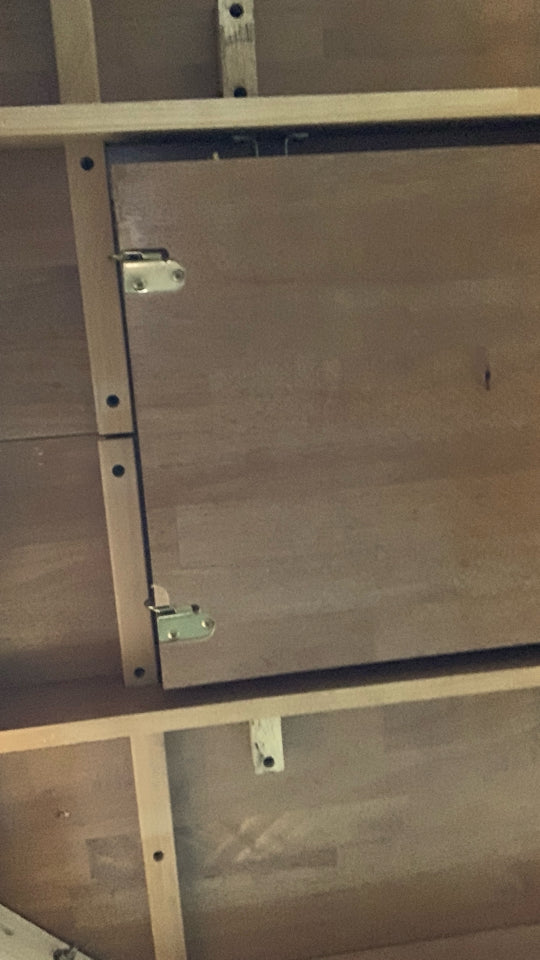 OAK WOOD KITCHEN TABLE W/4 CHAIRS+ SELF STORING LEAF.