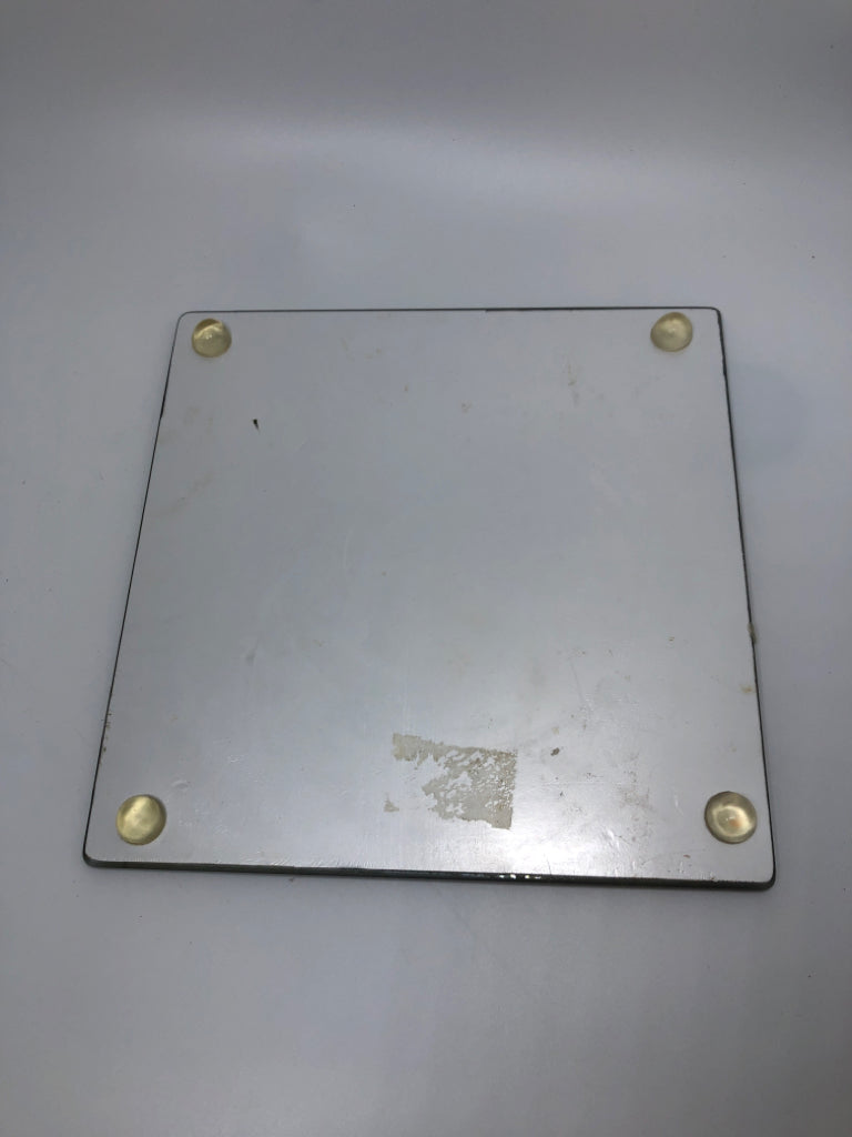 LA POULE AUX GLASS TRIVET.