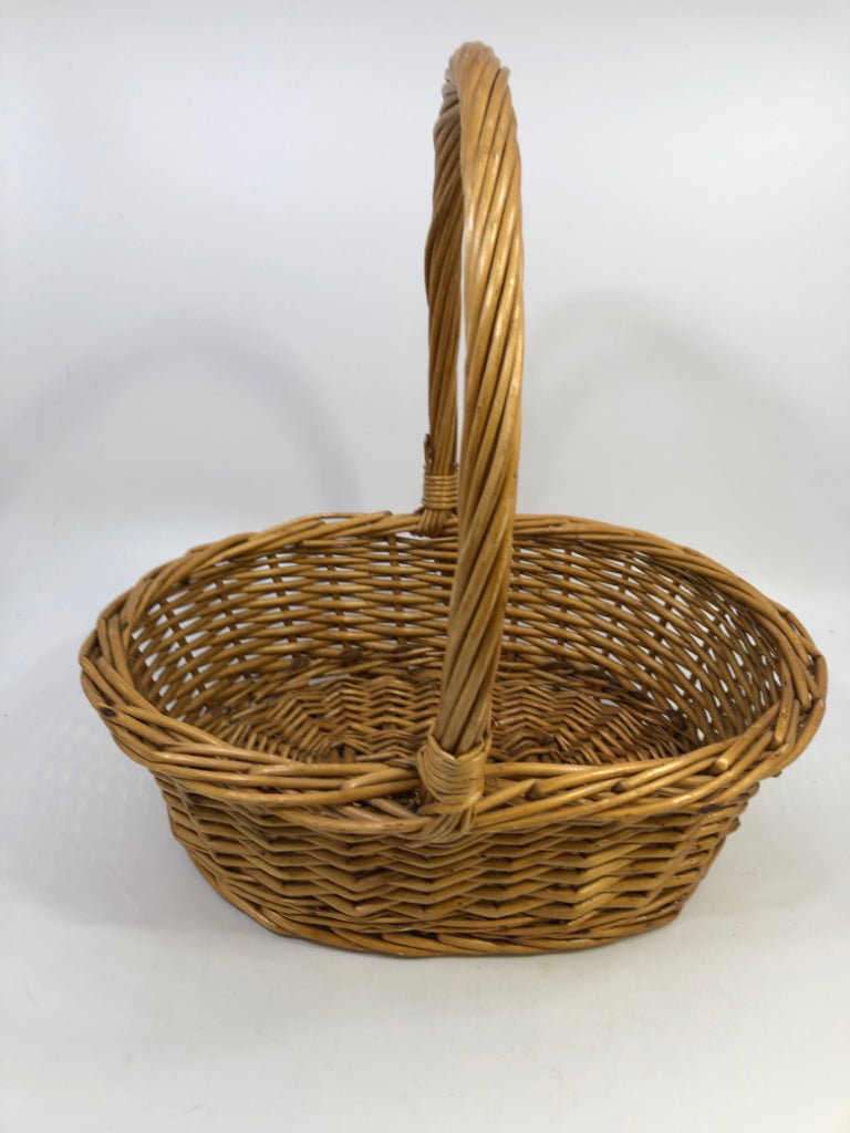STURDY WICKER BASKET W/HANDLE.